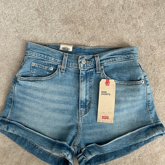 BNWT Levi’s mom shorts - Picture 2 of 2